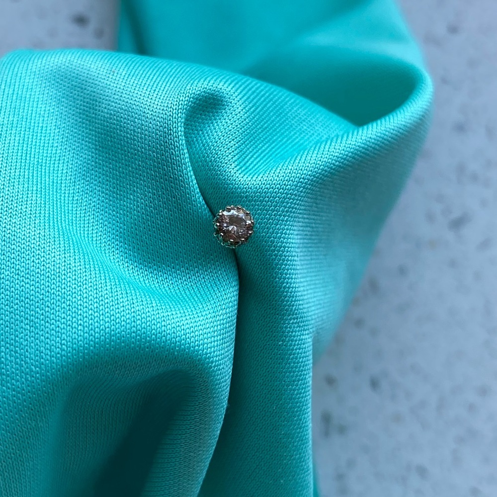 Anatometal King End white gold threadless stud earring body jewelry